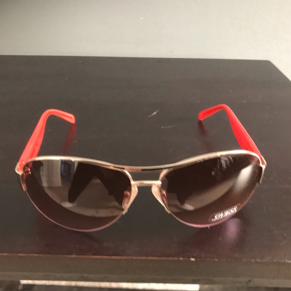 Guess Aviator Style Sunglasses. Unisex